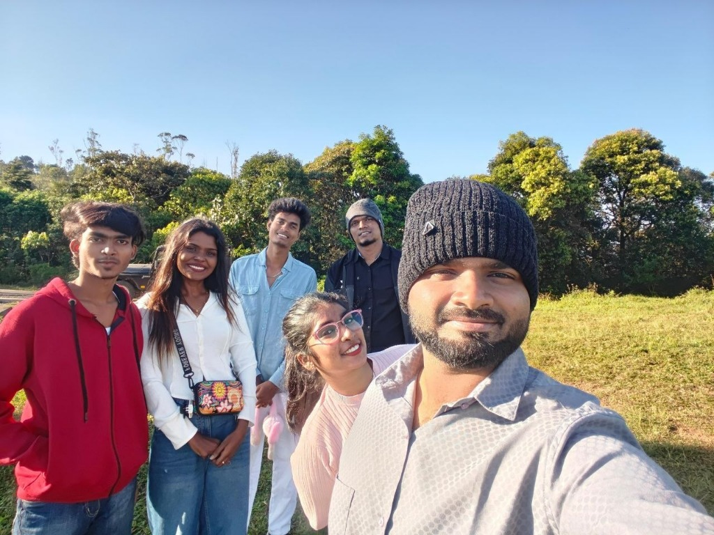 Group selfie of guests enjoying Gavi morning safari