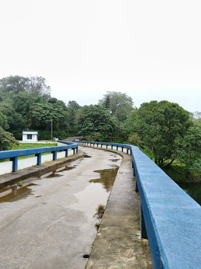 Gavi Dam Reservoir Scenic Bridge Road